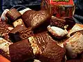 Pulsnitzer Pfefferkuchen aus Sachsen werden mit Schokolade oder Zuckerglasur überzogen.