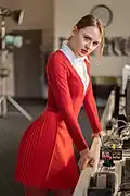 Ein Model stellt einen Bodysuit einer bekannten Mode-Marke vor.