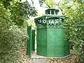 Diese Toilette in Berlin ist denkmalgeschützt. Wegen der Form wird sie auch „Café Achteck“ genannt.