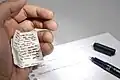 Manche schreiben sich heimlich Wissen auf einen Spickzettel.