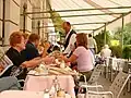 Ein Kellner bringt den Menschen das Essen in einem Restaurant.