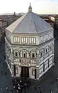 In Florenz gibt es ein großes Baptisterium im Stil der Romanik.