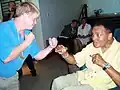Mit 68 Jahren traf er diesen Sportler der Paralympischen Spiele.