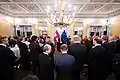 Hier in Wien treffen sich Botschafter, also Vertreter anderer Länder. Van der Bellen begrüßt sie.