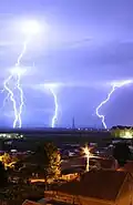 Blitze während eines Donnersturms in Rumänien