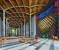 In einer modernen Kirche in Coventry, England
