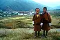 Kinder vor dem königlichen Palast in der Hauptstadt Thimphu