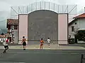 Diese Kinder spielen Pelota.
