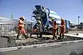 Zement, der im Fahrmischer gemischt wurde, wird verwendet.