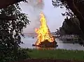 Ein Feuer beim Mittsommer-Fest: Man feiert, bevor die Tage wieder kürzer werden.
