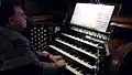 Ein Organist an einer Orgel
