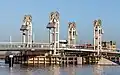 Eine Hebebrücke in den Niederlanden: Kommt ein Schiff, kann sie nach oben gefahren werden.