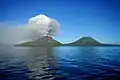 Der Mount Tarvurvur ist ein Vulkan auf einer Insel bei Papua-Neuguinea.