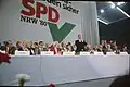 Schmidt an einer Versammlung seiner Partei in Köln