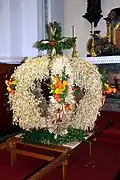 Eine mit Früchten geschmückte Krone in einer katholischen Kirche in Niederösterreich.