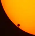 Gut beobachten kann man die Venus bei einem Transit: Dann sieht man sie als schwarzen Fleck vor der Sonne.