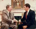 Ein Foto aus dem Jahr 1988: Mike Pence mit dem Präsidenten Ronald Reagan