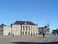 Im Schloss Amalienborg wohnt der König.