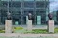Statuen in Berlin: von links Bush, Kohl und dann rechts der Kopf von Gorbatschow.