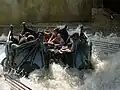 Dies ist eine Rafting-Bahn mit runden Booten. Die Boote treiben dabei durch einen wilden Kanal, wie in einem wilden Fluss.