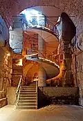 Im Tor führt diese Treppe nach oben.