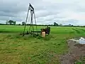Mit dieser Grundwasserpumpe wird ein Feld bewässert.