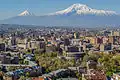 Die Hauptstadt von Armenien heißt Jerewan. Im Hintergrund sieht man den Berg Ararat.