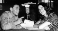 Sinatra als junger Mann beim Radio.