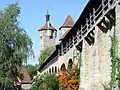 Die Stadtmauer mit zwei der vielen Türme