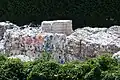 Zusammengeschnürte Ballen von Altpapier, aus denen Umweltpapier werden kann