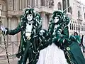 Wenn in Venedig Karneval ist, ziehen die Menschen prunkvolle Kostüme an. Ihr Gesicht bedecken sie mit Masken.