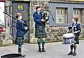 Vor einem Museum in Edinburgh