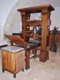 Mit einer solchen Presse hat Gutenberg den Text auf das Papier gedruckt.