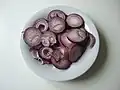 Zwiebelringe aus roten Zwiebeln
