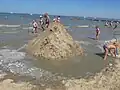 In den Niederlanden: Das Meer erobert diese Sandburg.