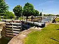 Das untere Tor einer langen Schleuse für mehrere Schiffe