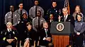Im Jahr 1994 stellte Biden ein Gesetz gegen Verbrechen vor.