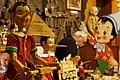 Pinocchio-Figuren. In den Geschichten von Carlo Collodi ist Pinocchio ein Junge aus Holz, dessen Nase wächst, wenn er lügt.