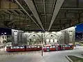 Eine Straßenbahn-Station unter der Branko-Brücke