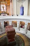 In diesem Sarg liegen die Überreste von Napoleon. Er steht in Paris im Invalidendom.