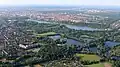 Mitten in der Stadt liegt der Maschsee. Es ist ein künstlicher See, in und auf dem man Schwimmen, Rudern und Segeln kann.