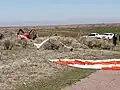 Hier auf diesem Feld ist gerade jemand mit dem Fallschirm gelandet.