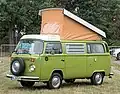 Ein Volkswagen-Bus, den man mit einem Zelt zum Campen höher machen kann.
