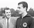Beckenbauer als junger Nationalspieler im Jahr 1965 mit dem ehemaligen Spieler Fritz Walter.