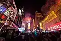Feiernde Menschen auf dem Times Square, einem Platz mitten in New York