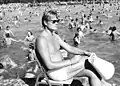 In Berlin im Jahr 1969: Ein Schwimmeister passt im Freibad auf, dass nichts Schlimmes passiert. Man sagt auch: Bademeister.