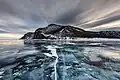 Im Winter ist der Baikalsee zugefroren.