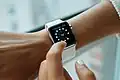 Die Apple Watch trägt man am Handgelenk.