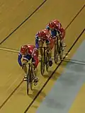 Ein Bahnradrennen in einer Fahradarena, dem Velodrom