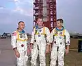 Im Jahr 1967: Gus Grissom, Ed White und Roger Chaffee vor einer Rakete. Sie starben 10 Tage später.